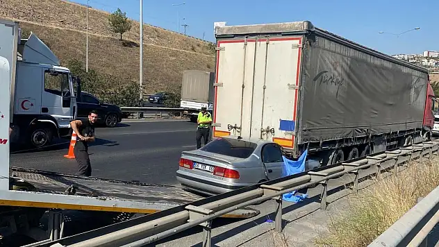 Otomobil, TIR'a çarptı: 1 ölü, 1 yaralı