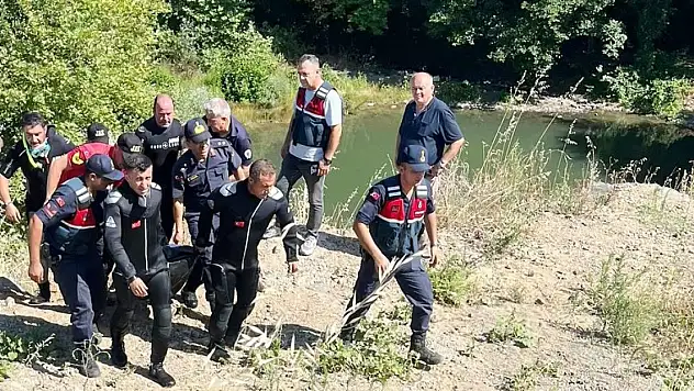 Serinlemek için gölete giren 2 kişi boğuldu