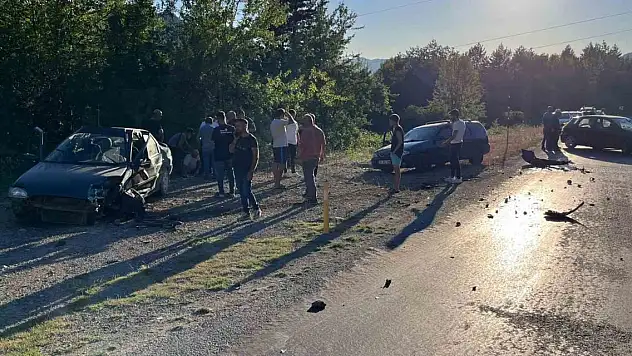 İki otomobil kafa kafaya çarpıştı: 4 yaralı