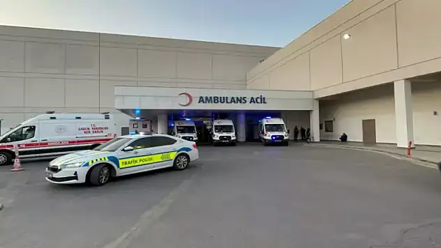 Kamyonla çarpışan otomobildeki 2 polis yaralandı