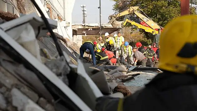 Yolcu treni raydan çıktı: Ölü ve yaralılar var
