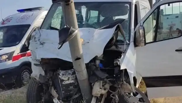 Minibüs ile otomobil çarpıştı: 13 yaralı