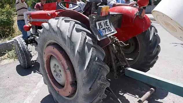 Hafif ticari araç ile traktör çarpıştı: 7 kişi yaralandı