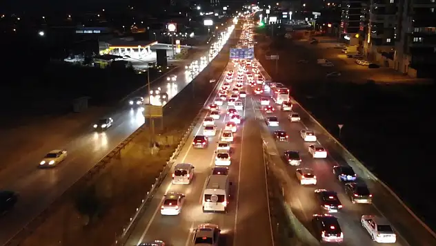 Yaz tatili sona erdi... 43 ilin geçiş noktasında trafik yoğunluğu