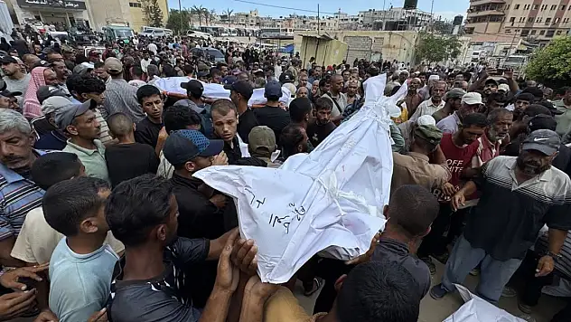 İsrail'in Gazze'de sivillerin ev ve çadırlarını hedef aldı! 13 kişi hayatını kaybetti