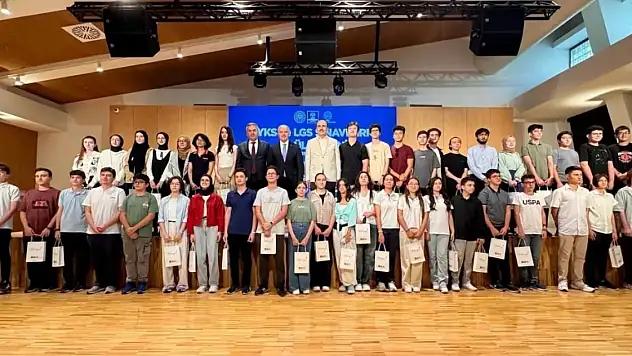 Konya'da YKS ve LGS'de derece yapan öğrenciler ödüllendirildi