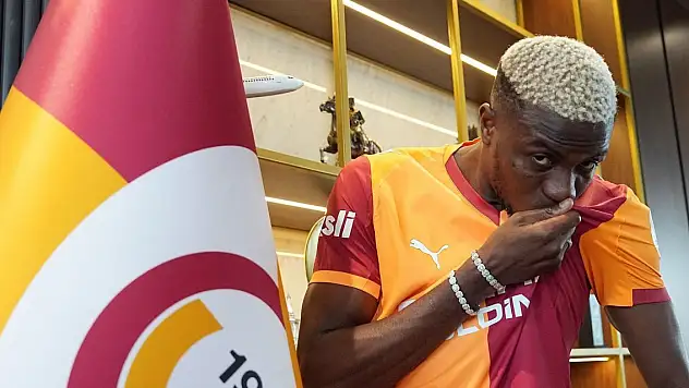 Son Dakika! Galatasaray, Victor Osimhen'i 75 milyon avro karşılığında kadrosuna kattı