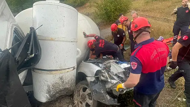 Beton mikseri, otomobilin üzerine devrildi 1 ölü, 1 yaralı