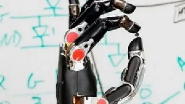 Dokunma hissi veren protez el yapıldı