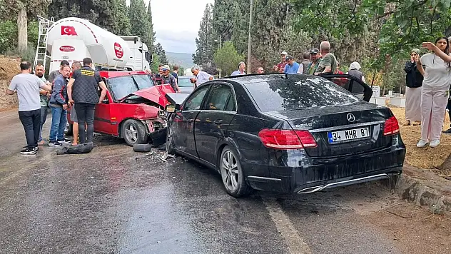 Mercedes ile Tofaş otomobil çarpıştı: 1 ölü, 4 yaralı