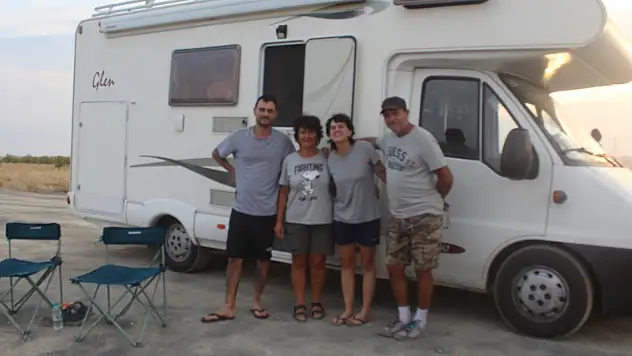 Türkiye'yi gezen İtalyan aile Meke Gölü'ne hayran kaldı