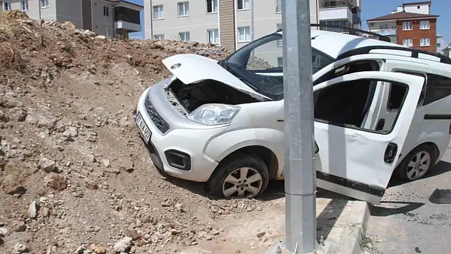 Konya'da hafif ticari araç toprak yığınına çarptı:  2 kişi yaralandı