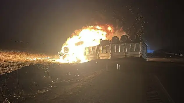 Devrilerek alev alan TIR'ın şoförü can verdi