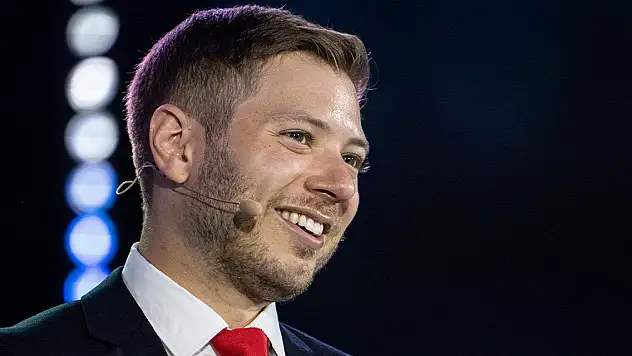 Netanyahu'nun oğlu Katar Emiri Al Thani ve annesini hedef aldı