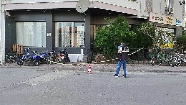 Evinin önünde tüfekli saldırıya uğradı