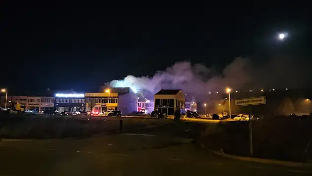 Alevler geceyi aydınlattı