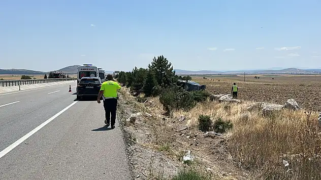 Lastiği patlayan hafif ticari araç tarlaya uçtu 4 yaralı