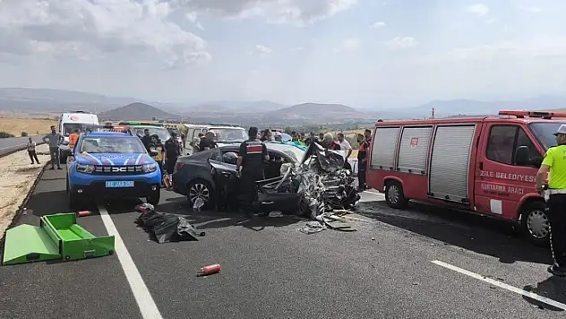 İki otomobil çarpıştı... 4 kişi öldü, 2 kişi yaralandı