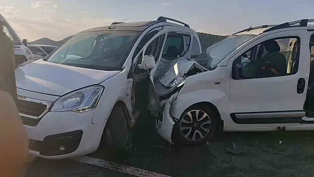 İki hafif ticari araç çarpıştı: 11 yaralı