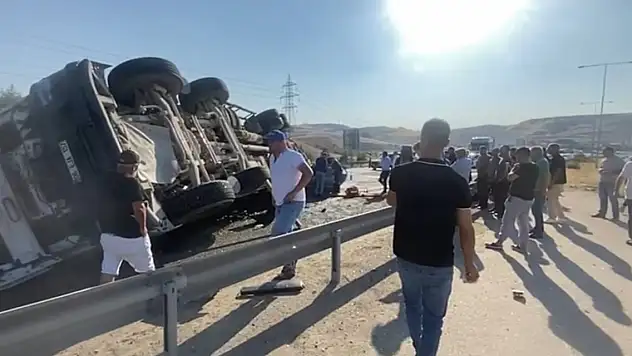 Beton mikseri otomobilin üzerine devrildi 6 yaralı