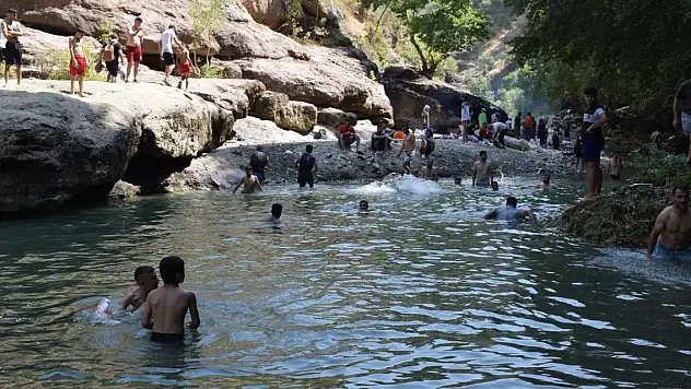 Havadan bunalanlar burada serinliyor