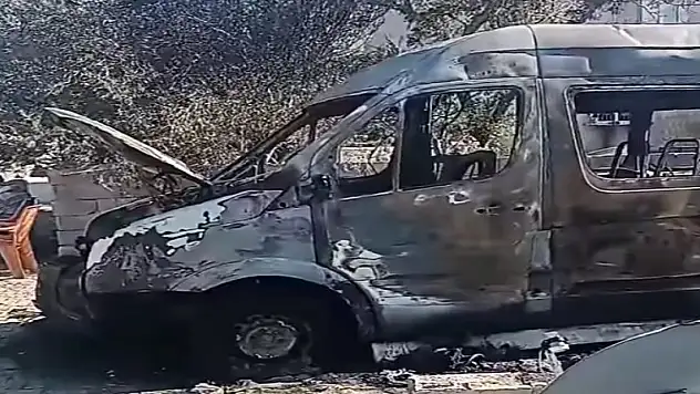 Park halindeki midibüs yandı