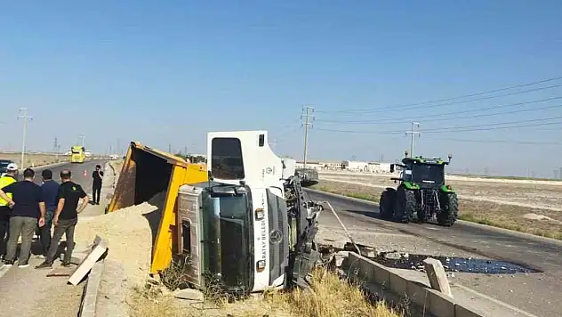 Konya'da kamyon refüje devrildi