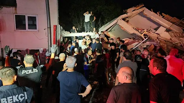 Depremde yıkılan binadaki 5 vatandaş kurtarıldı