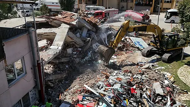 Bina sahibi ve müteahhidi gözaltında