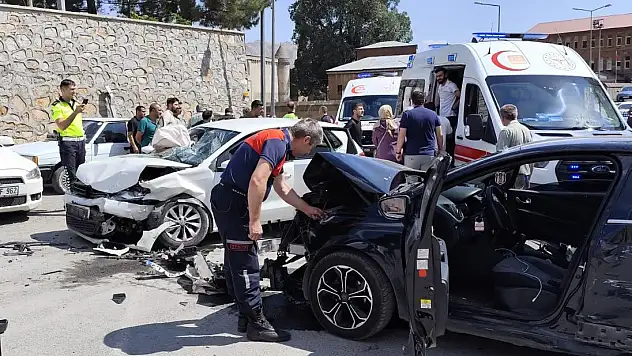 İki otomobil çarpıştı: 5'i çocuk, 10 yaralı