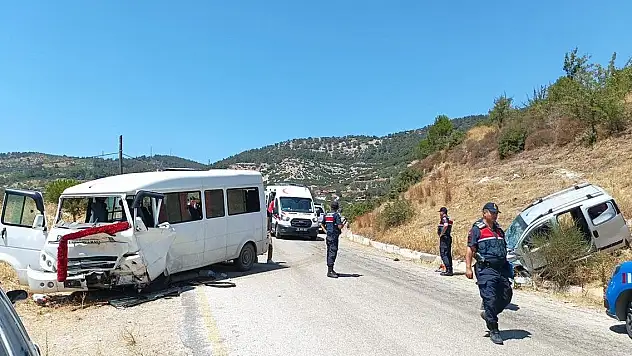 İşçi minibüsü ile hafif ticari araç çarpıştı: 14 yaralı