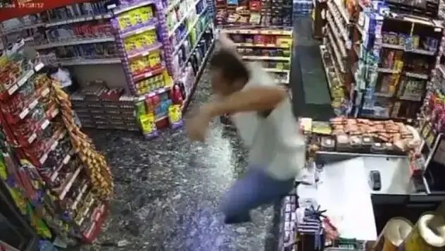 6.1'lik deprem marketi darmadağın etti