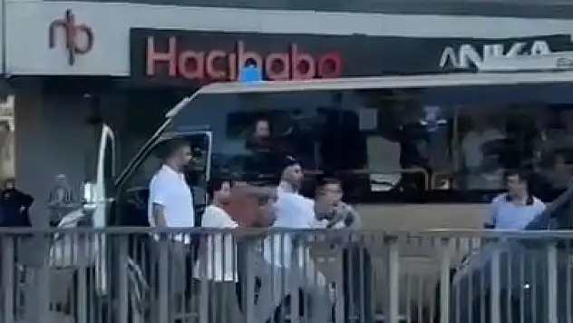 Korna çalan sürücüyü tekme tokat dövdü