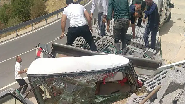 Devrilen kamyonun şoförü öldü