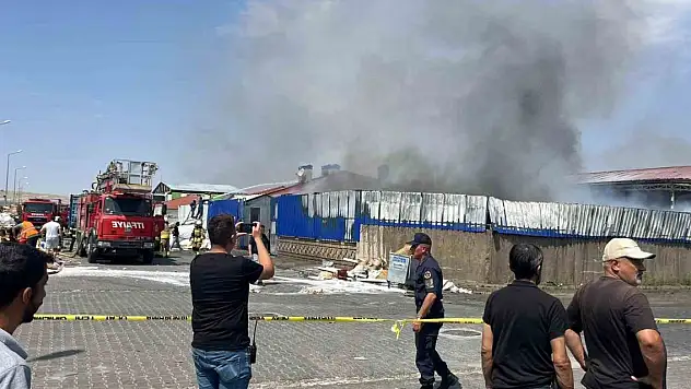 Geri dönüşüm fabrikasında büyük yangın