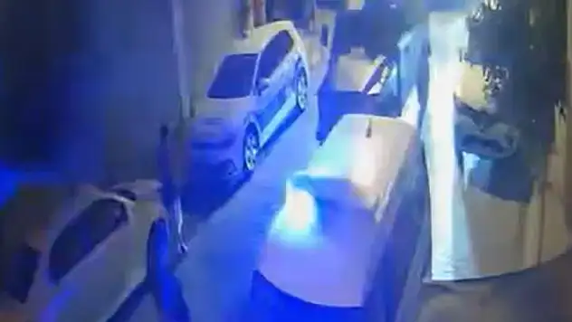 Husumetli komşular, balkonlardan çatıştı