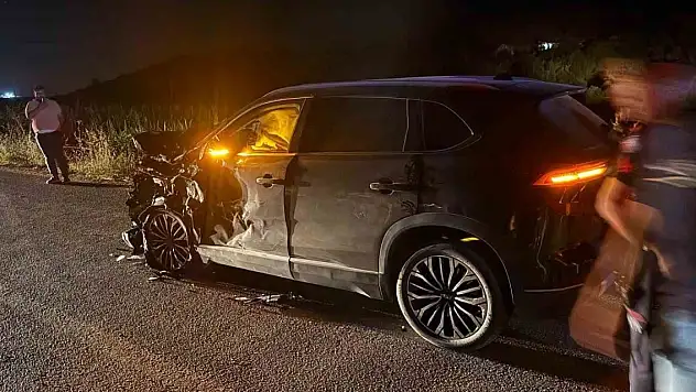 Tali yoldan çıkan traktörle çarpışan araç hurdaya döndü: 6 yaralı