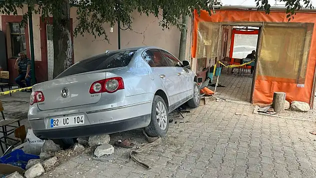 Otomobil, kahvehaneye girdi: 1 ölü