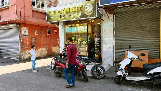 Kuyumcuyu vurup 1 kilo altın çaldılar