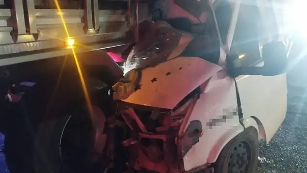 Konya'da kamyonet tıra arkadan çarptı: 1 ağır yaralı