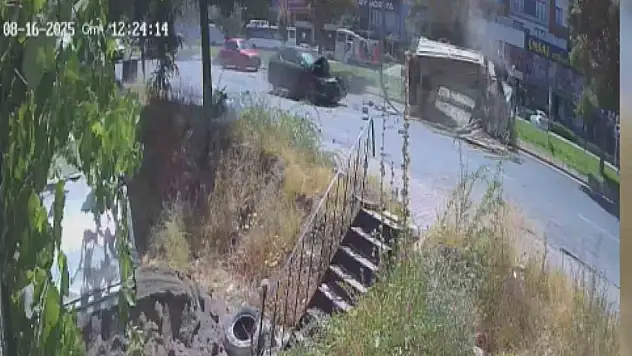 Arkadan çarptığı kamyoneti devirdi: 4 yaralı