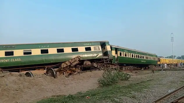 Pakistan'da tren kazası: 1 ölü, 24 yaralı