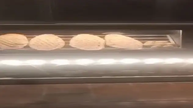 Fare ekmeklerin üstünde gezdi