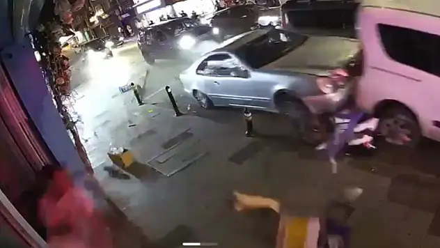 17 yaşındaki sürücü 7 araca çarptı