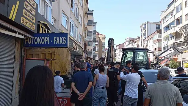 Frenleri patladı, dükkana daldı