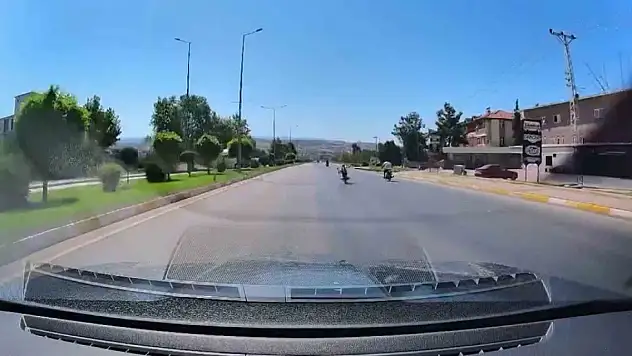 Motosikletlerin üzerine yatarak yarıştılar