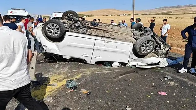 Hafif ticari araç takla attı: 2'si çocuk, 6 yaralı