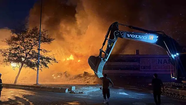 Gaziantep'te geri dönüşüm fabrikasındaki yangın 4. saatinde