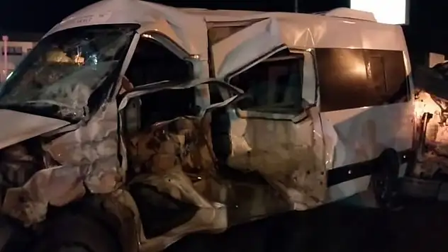 Servis minibüsü ile otomobil çarpıştı: 3 yaralı