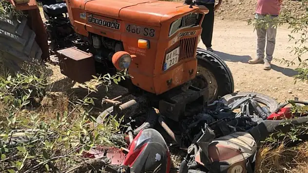 Traktörle çarpışan motosikletin genç sürücüsü öldü